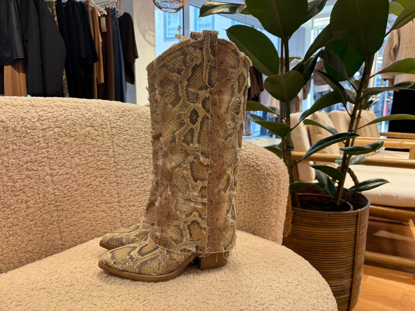 Cowboystiefel mit Jeanstoff / Schlangenoptik