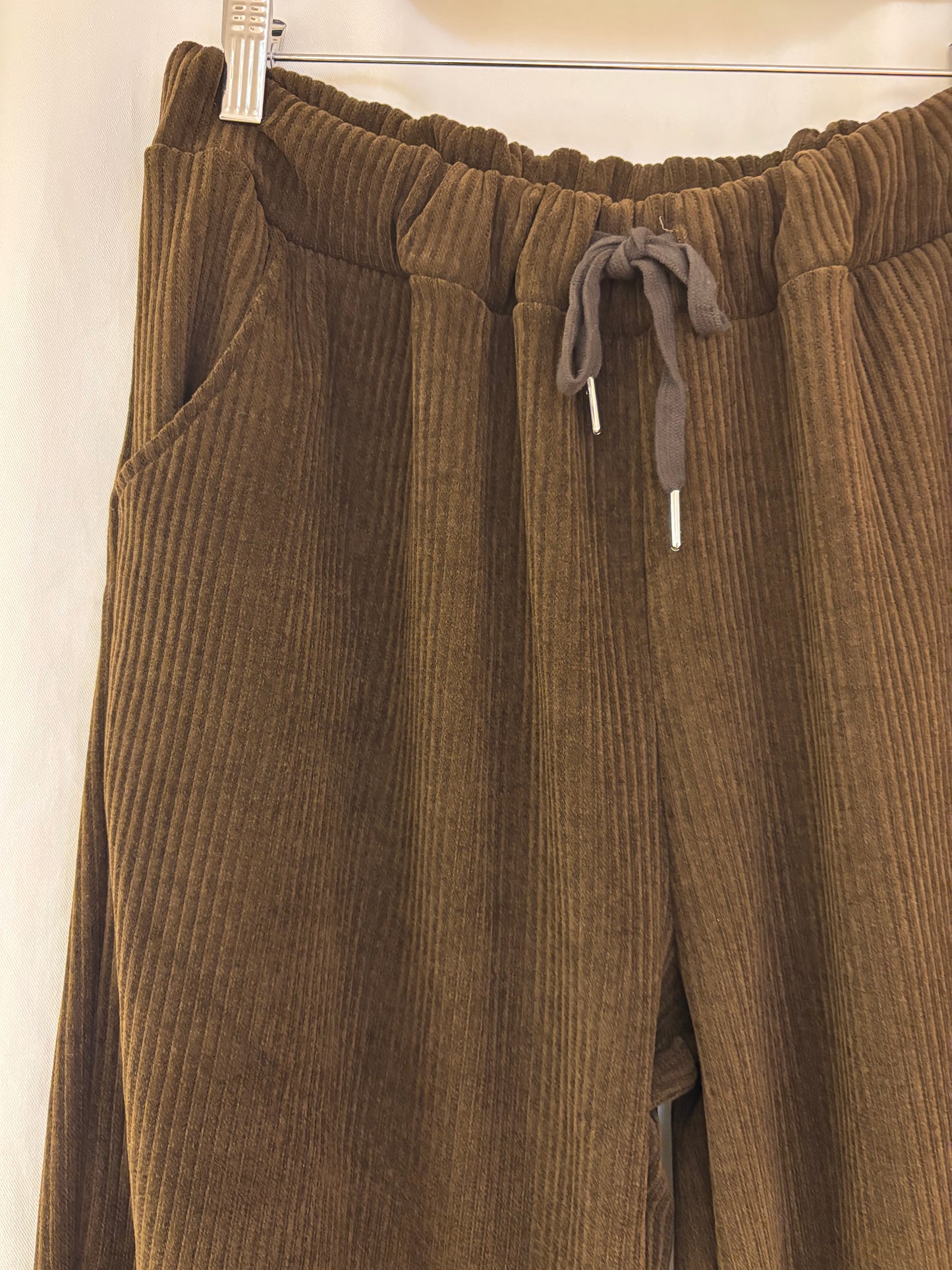 Weite Cordhose mit Gummizug