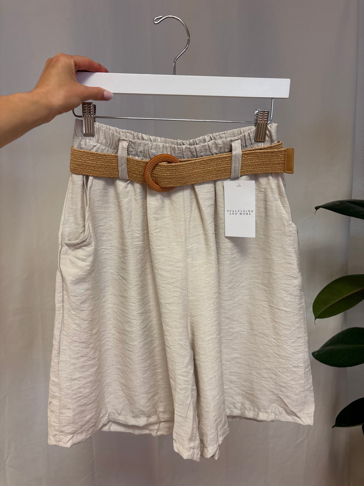 Kurze Shorts aus Viskose mit Gürtel