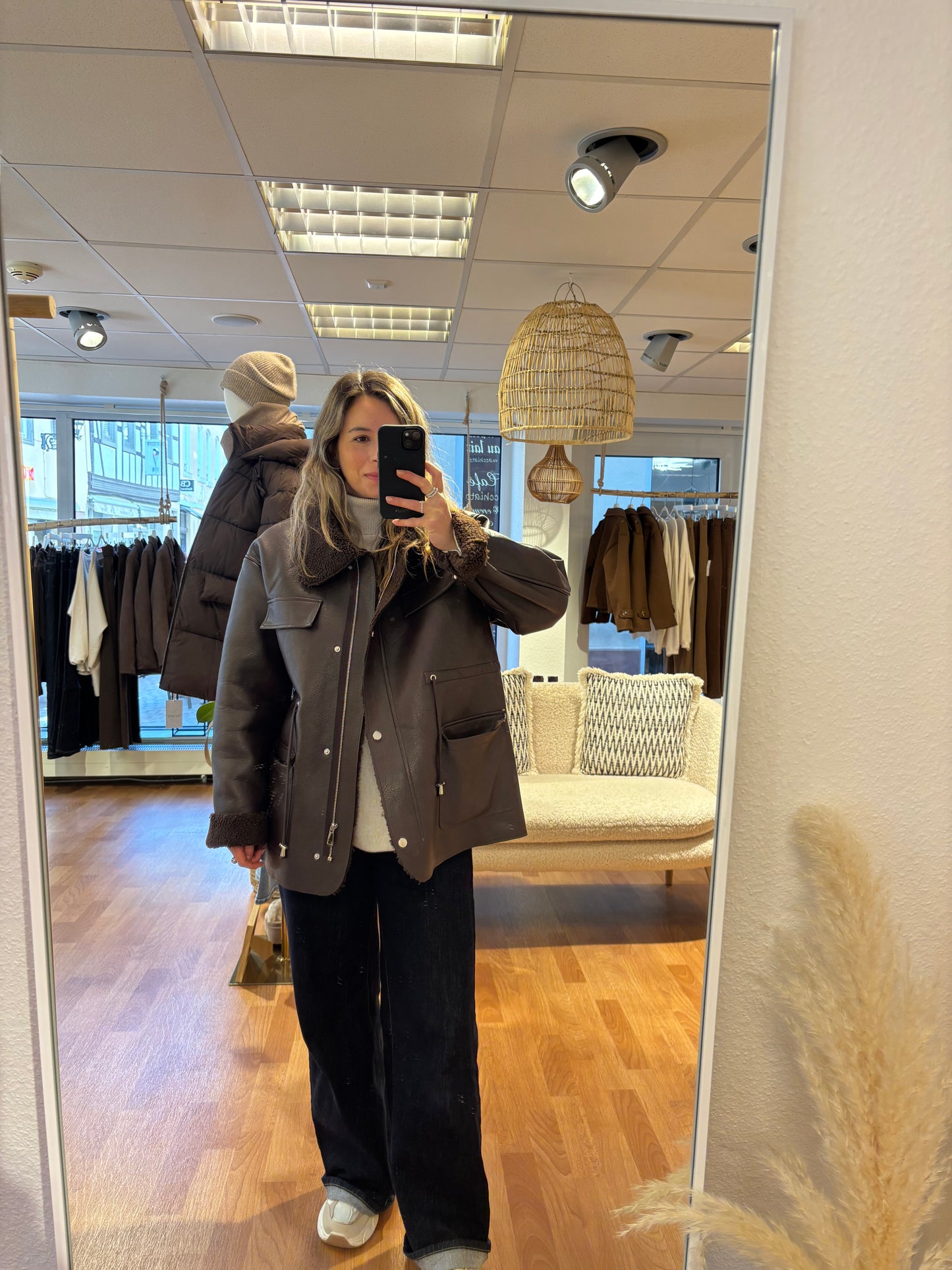 Dunkle weite Jeans mit heller Naht