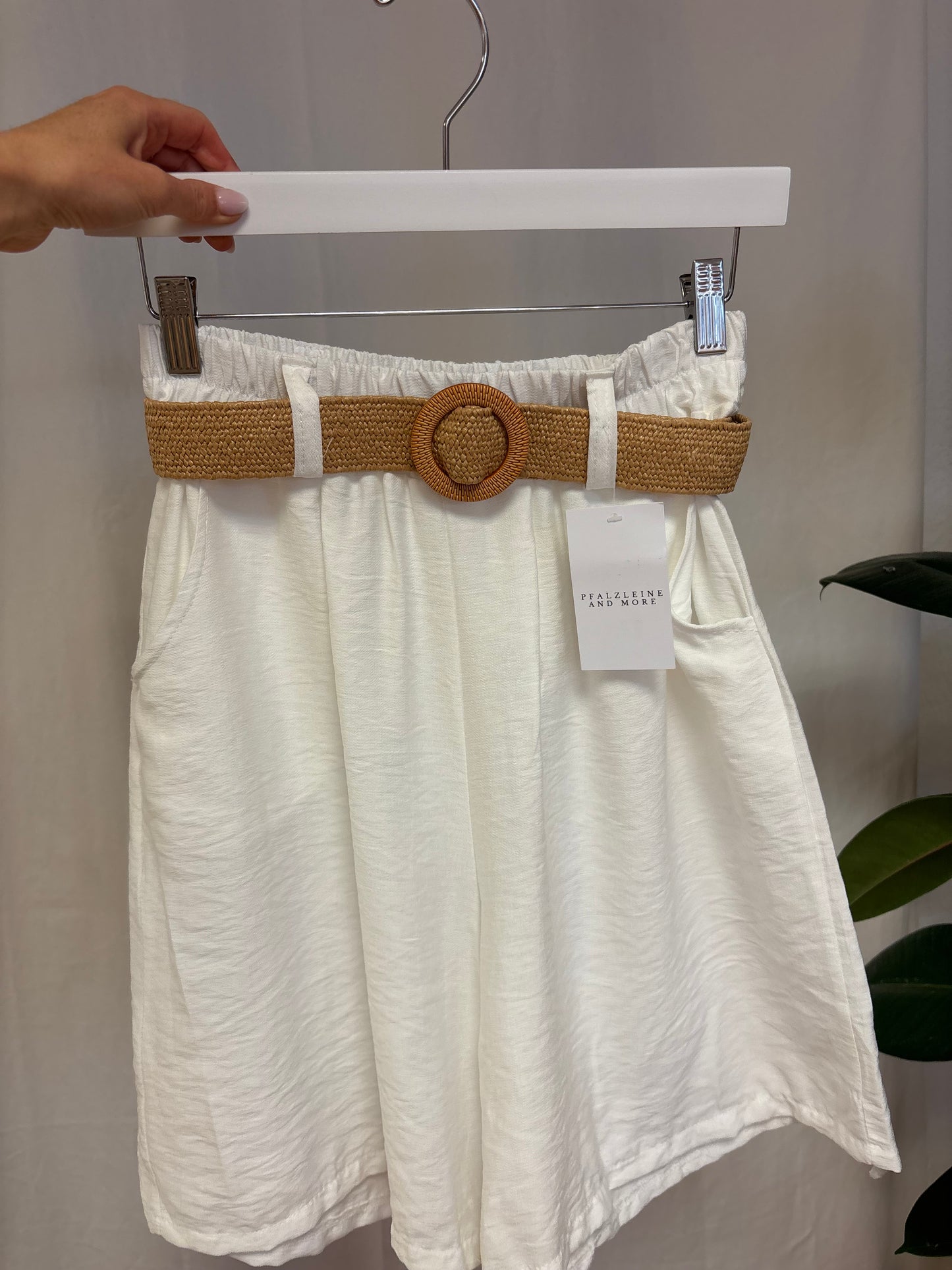 Kurze Shorts aus Viskose mit Gürtel