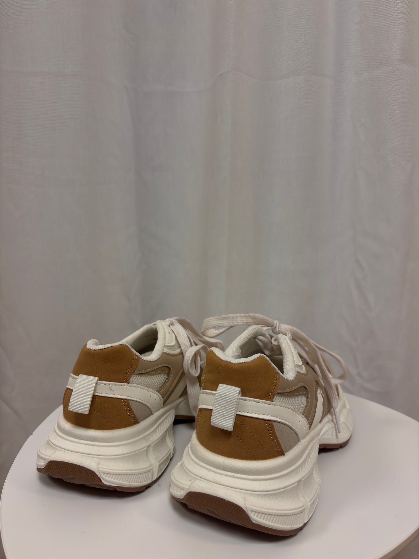 Damensneaker weis mit dicker sohle und breitem fußbett