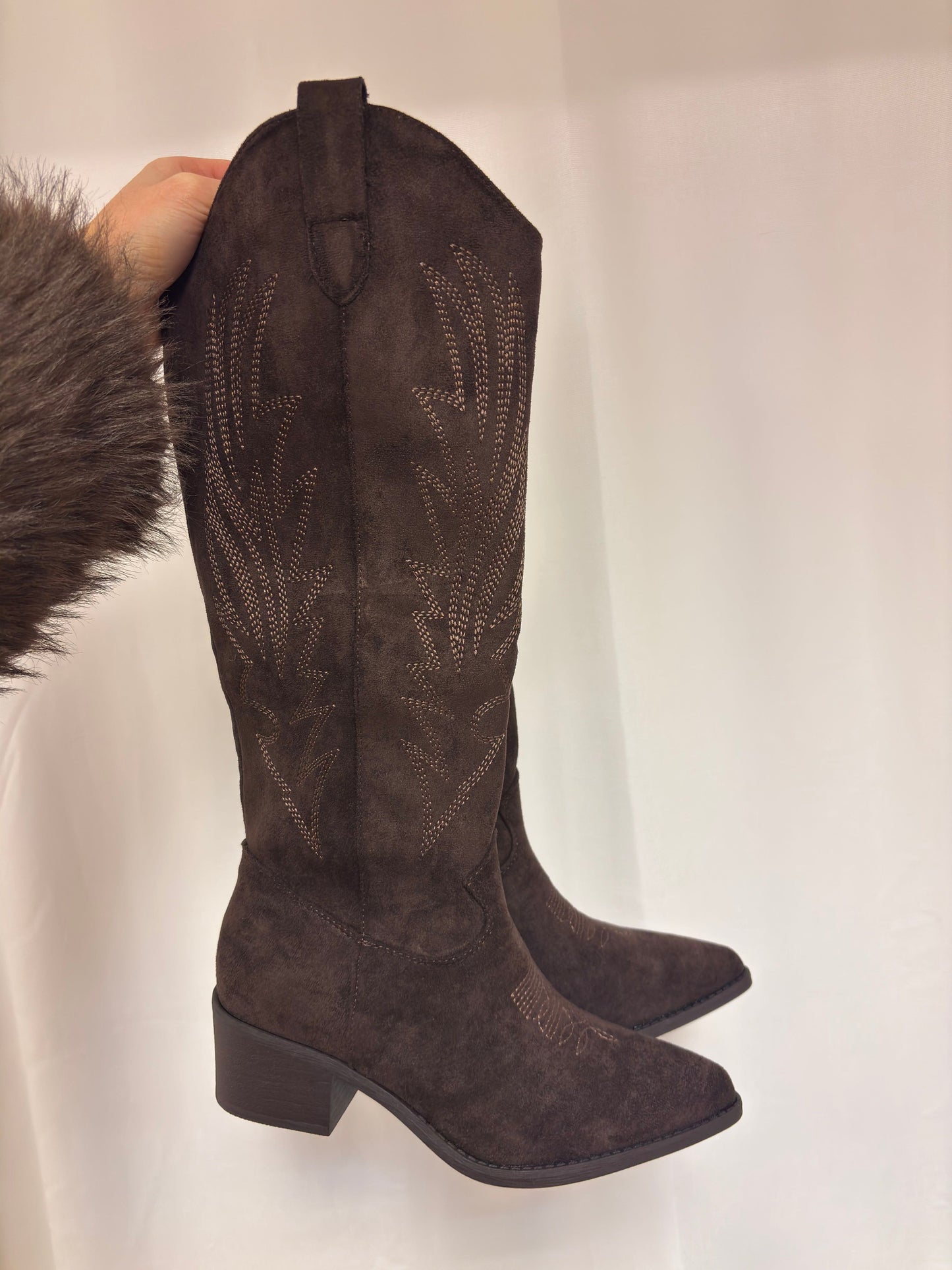 Braune Cowboystiefel mit hohem Schaft