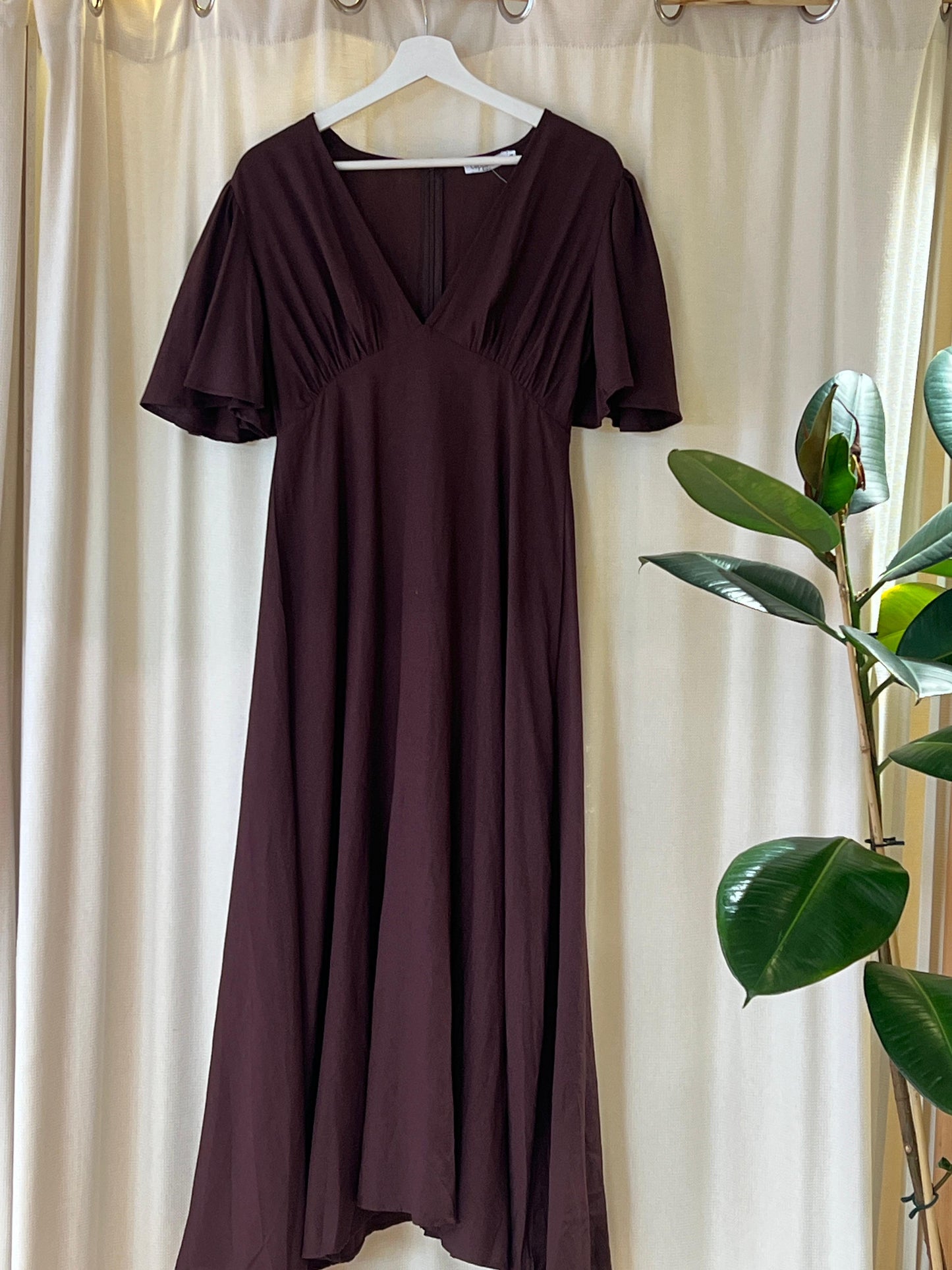 Braunes Maxikleid mit Schmetterlingsärmeln