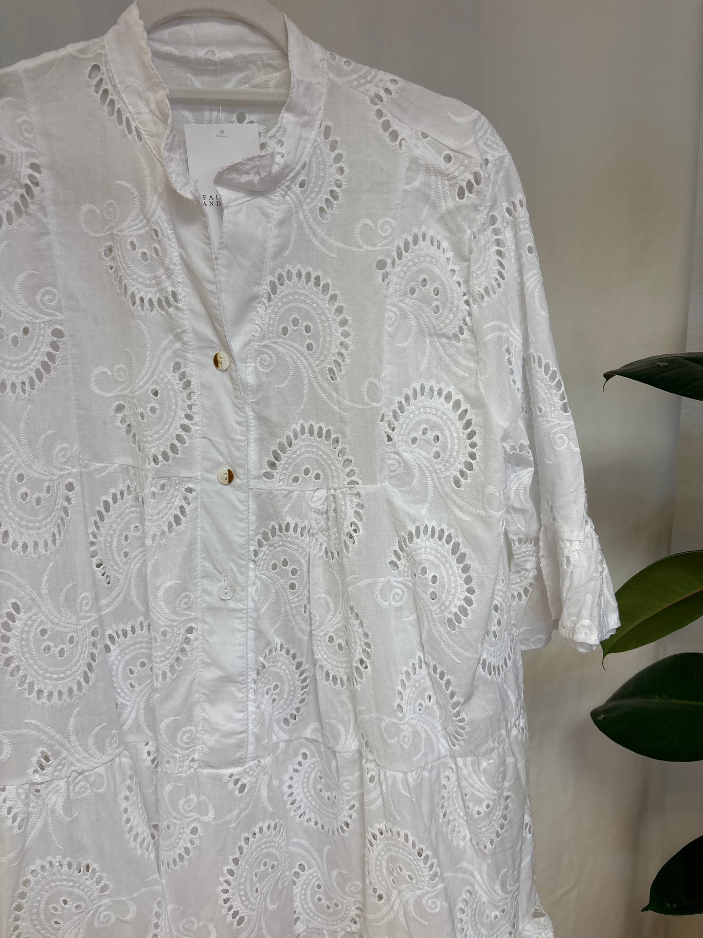 Kurzes Baumwollkleid Weiß mit Spitze