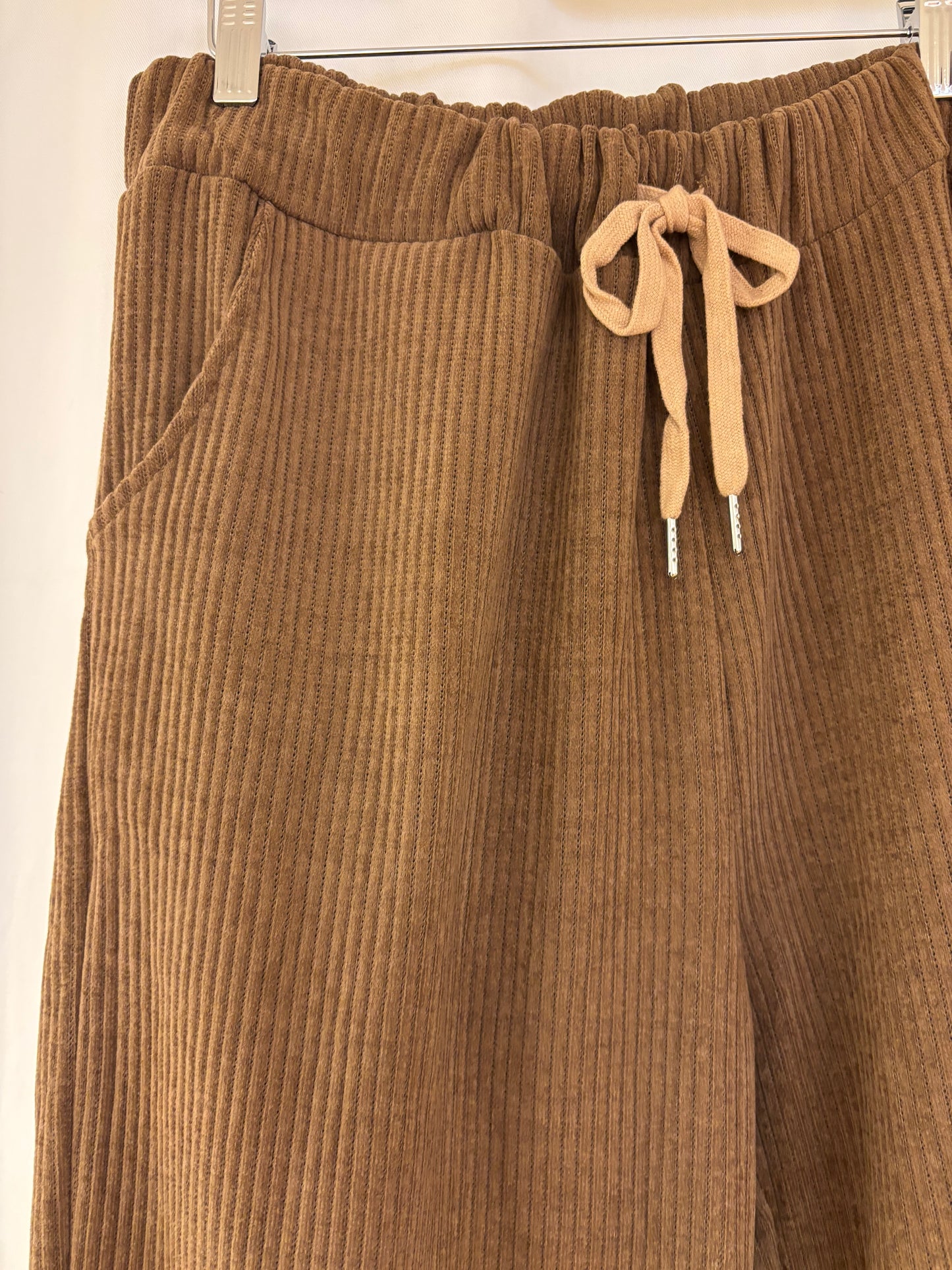 Weite Cordhose mit Gummizug