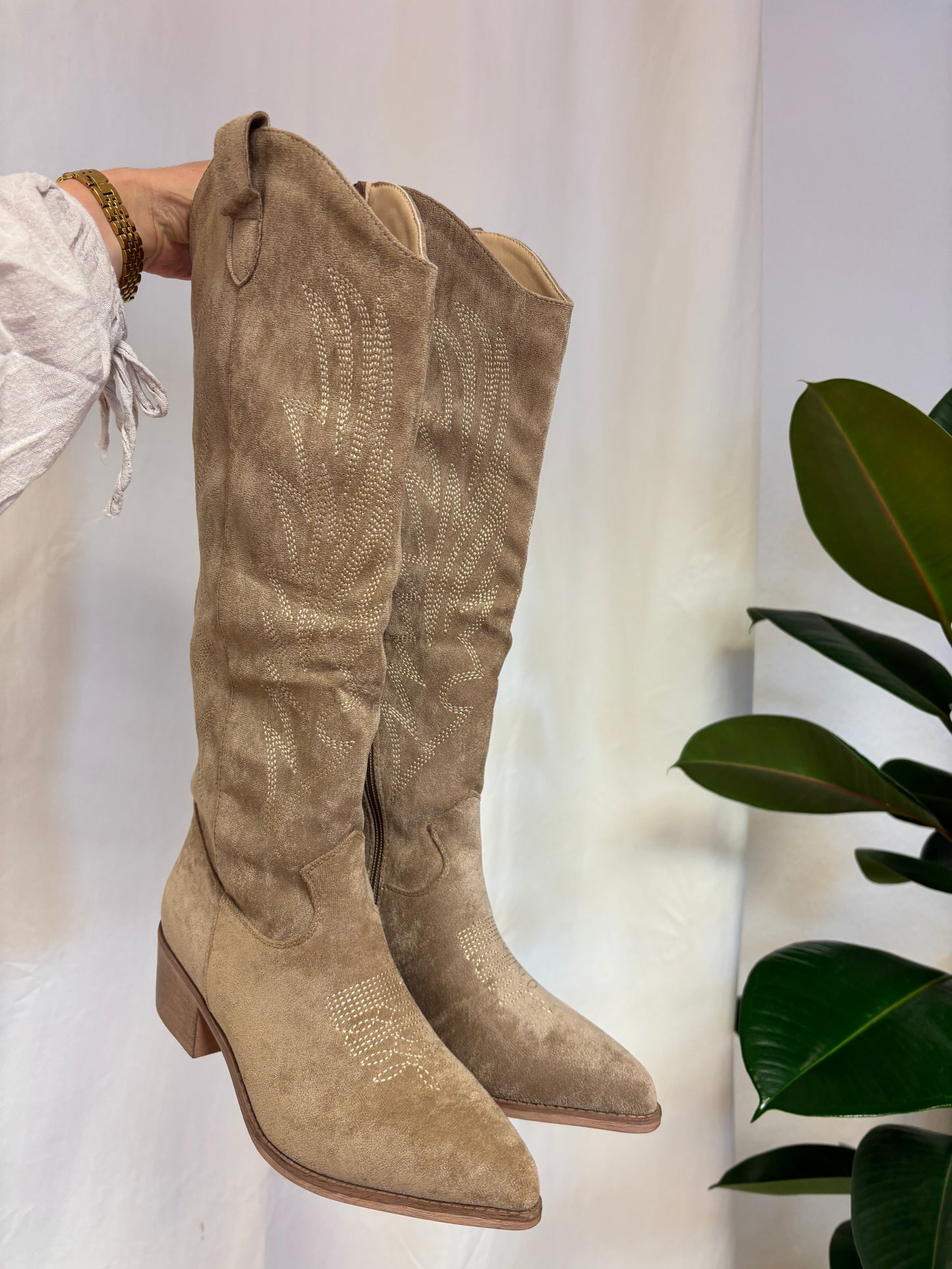 Flache Cowboystiefel mit hohem Schaft