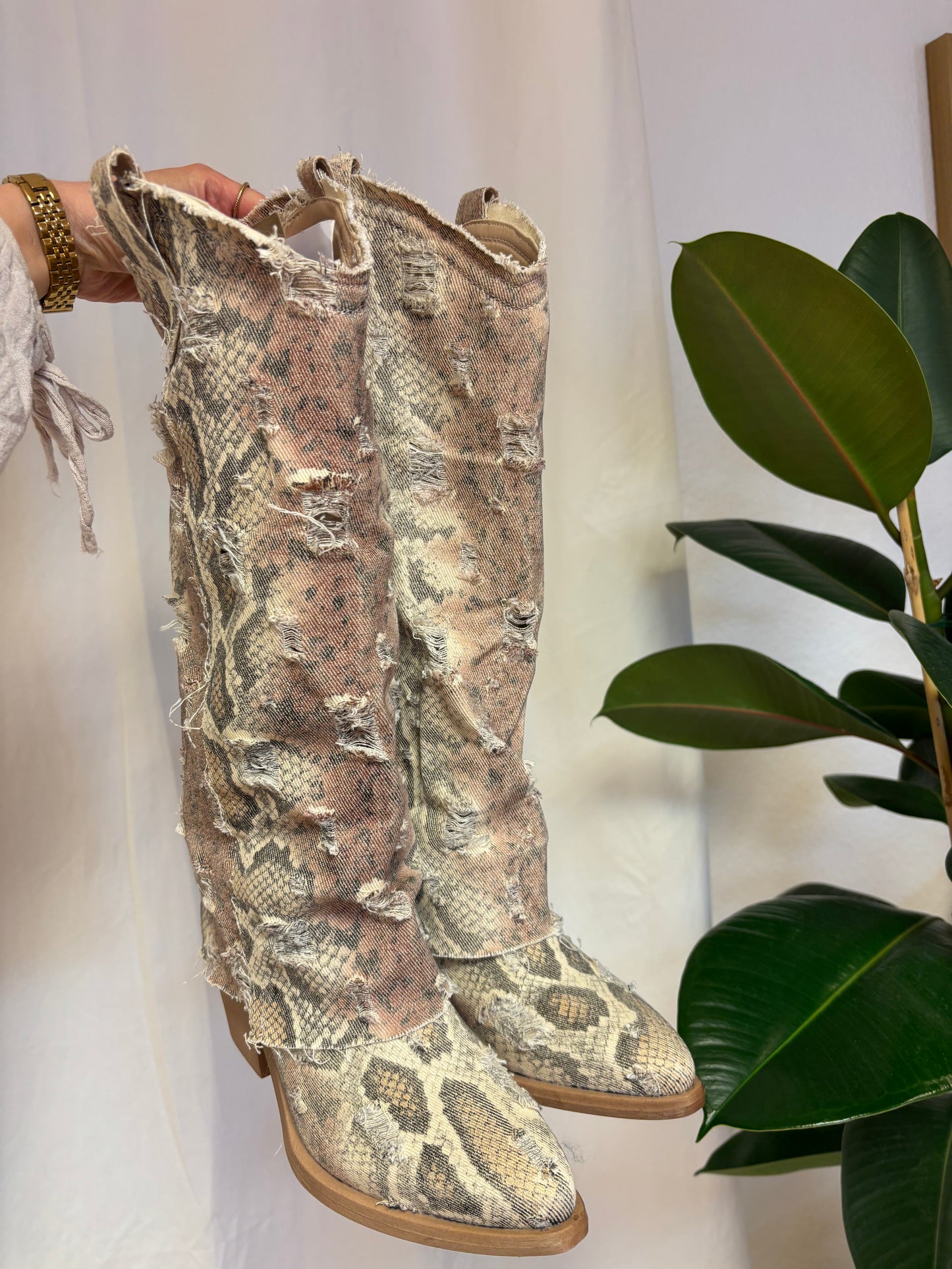 Cowboystiefel mit Jeanstoff / Schlangenoptik
