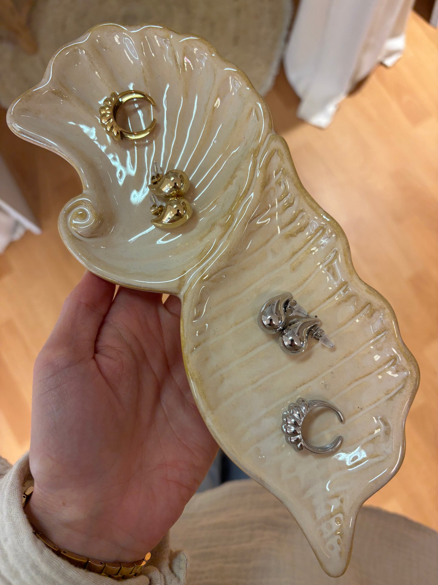 Verstellbare Muschelringe aus Edelstahl in Gold und Silber nebeneinander auf weißem Hintergrund