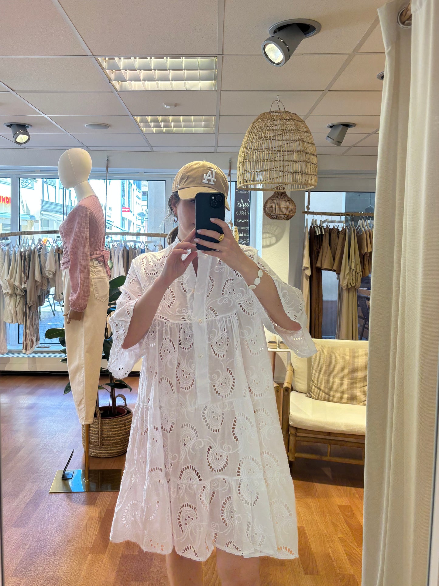 kurzes Sommerkleid für Damen mit Spitzeverzierung getragen