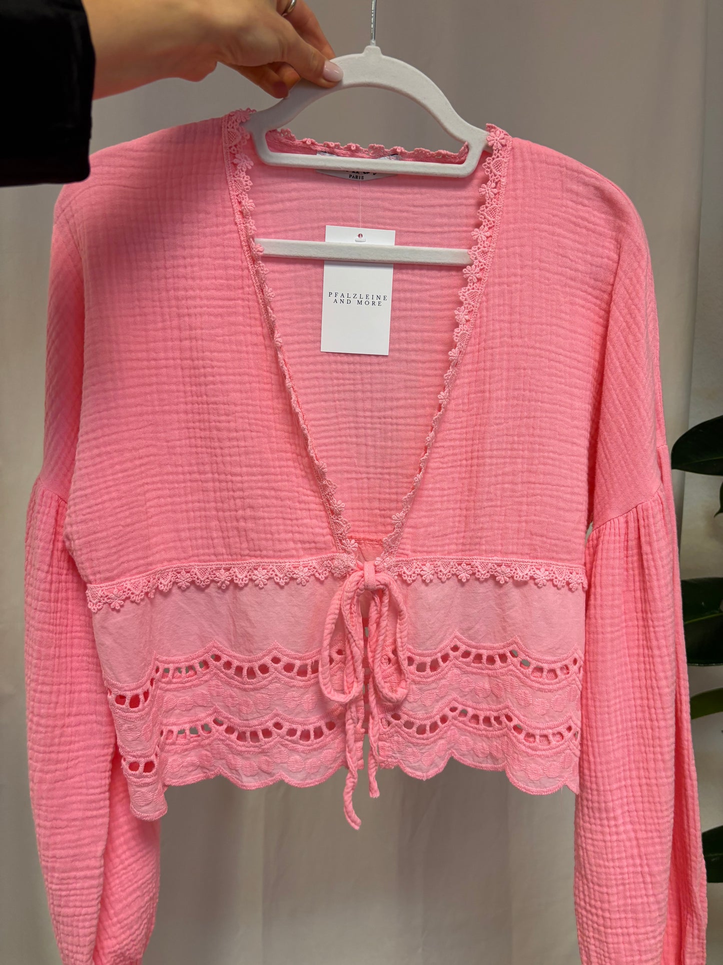 Musselinbluse zum binden mit Spitzenverzierung ab der Taille in der Farbe pink auf weißem Hintergrund