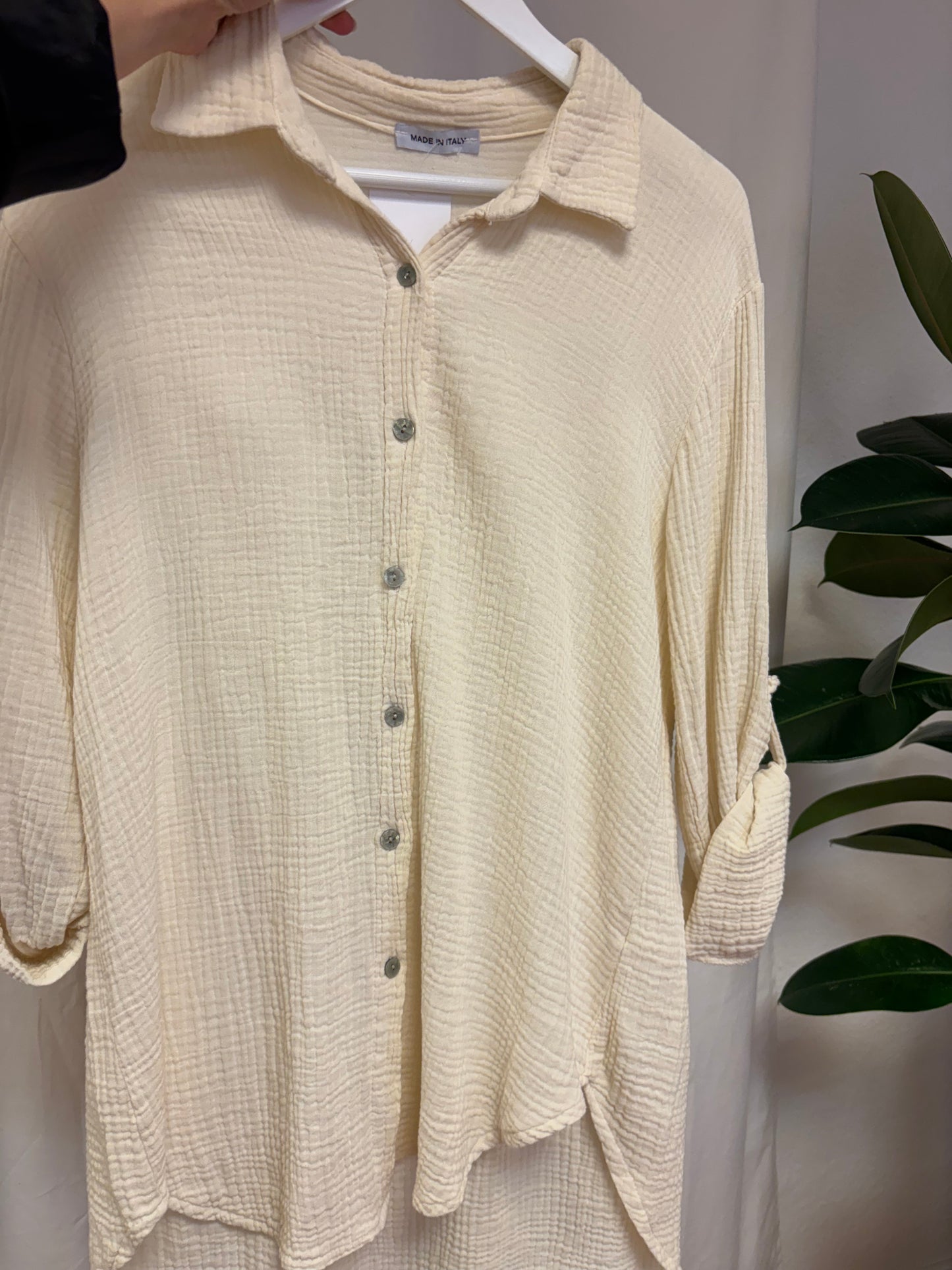 Musselinbluse mit kragen und Knopfleiste in der farbe Beige für Frauen auf weisem Hintergrund