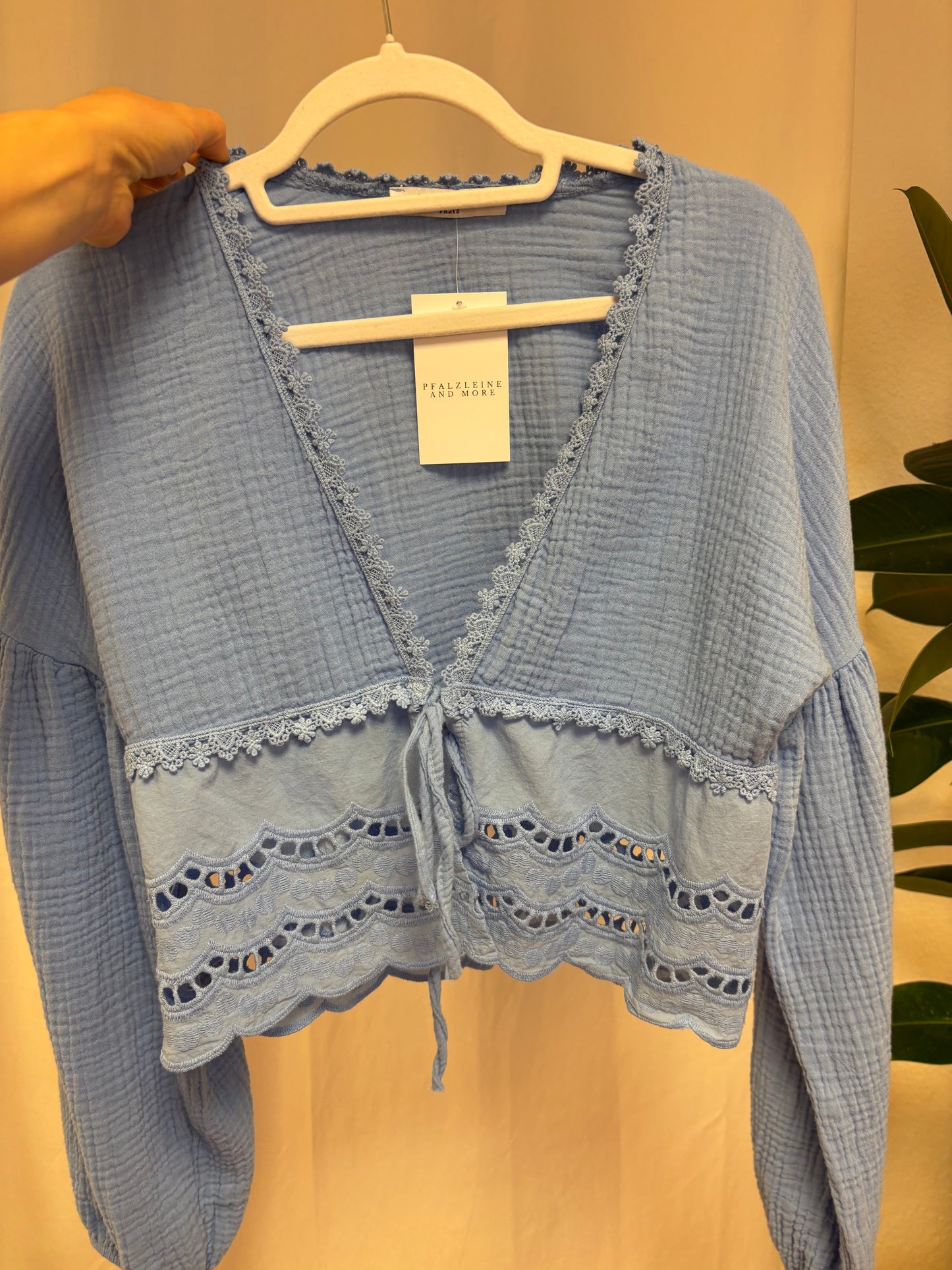 Musselinbluse zm binden mit Spiezenverzeirung auf weißem HIntergrund für Frauen