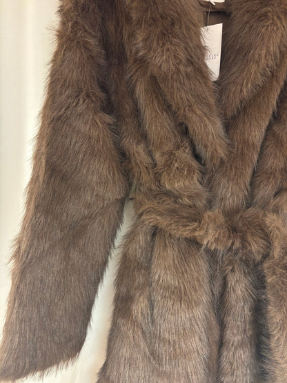 Brauner Kunstfellmantel mit Gürtel