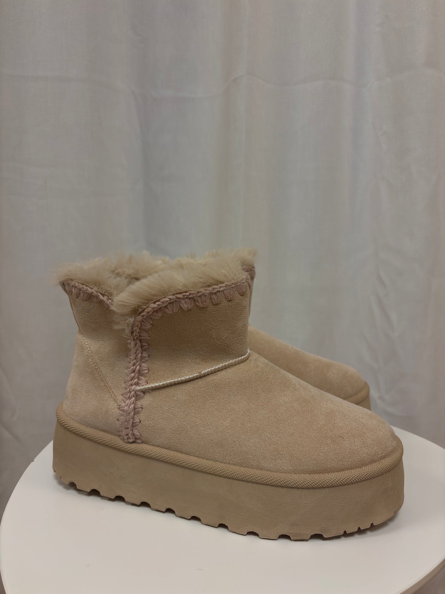 Beige Boots mit Fell