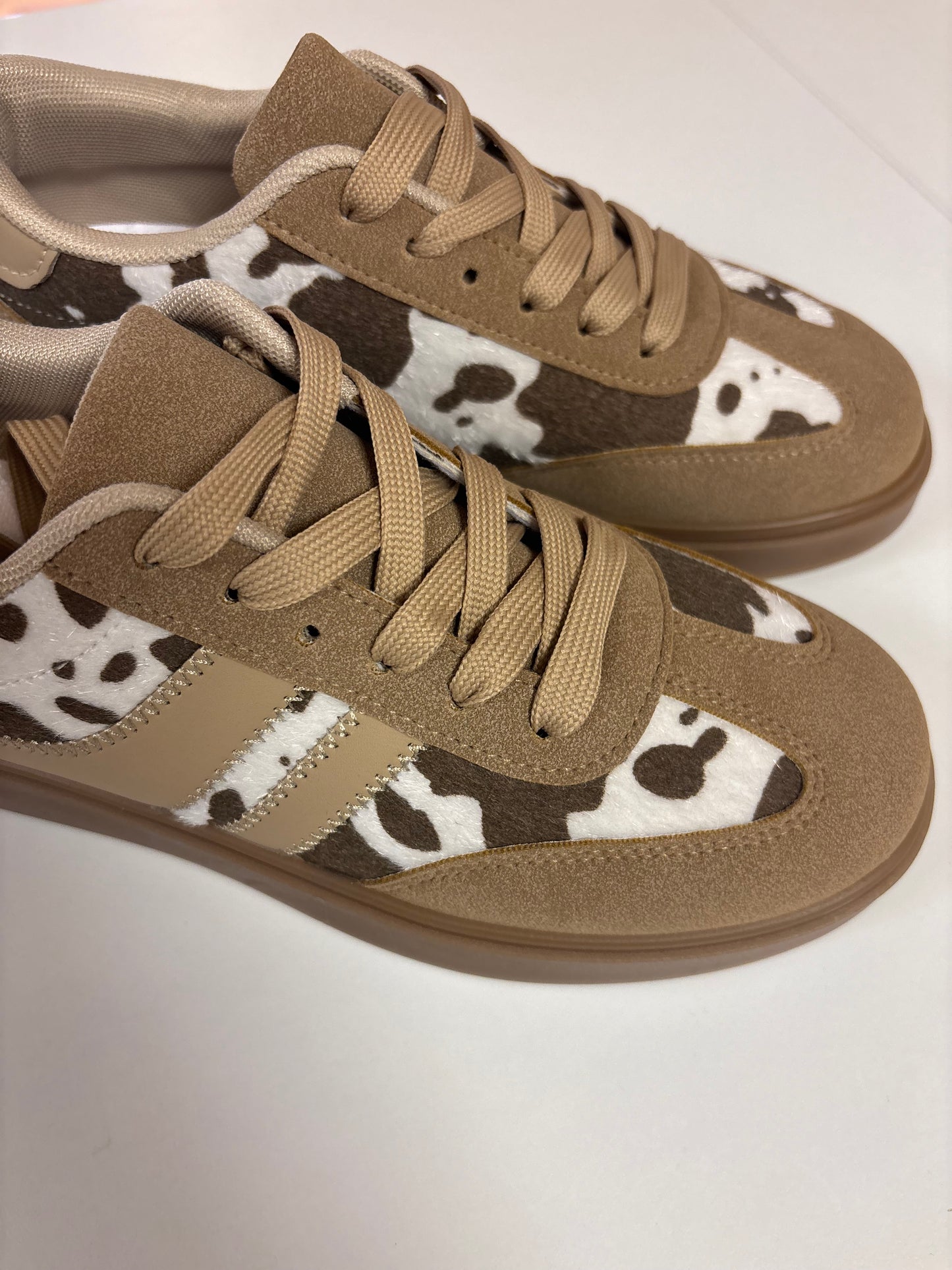 Sneaker mit Kuhprint
