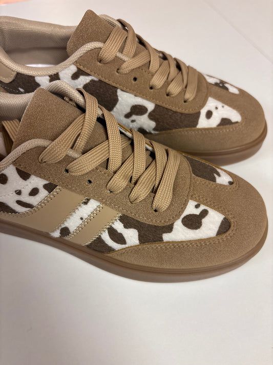 Sneaker mit Kuhprint