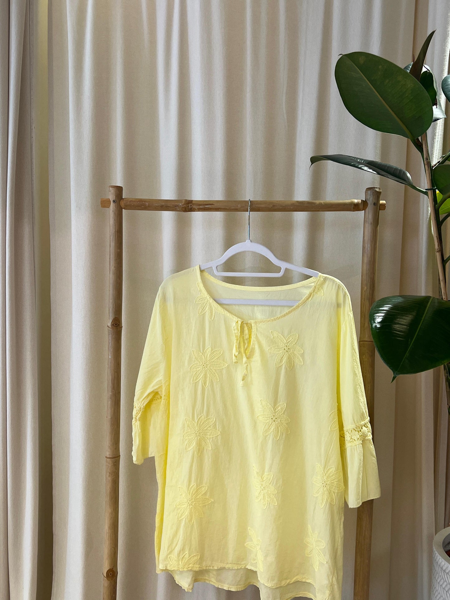 Luftige Bluse mit Blumenstickung