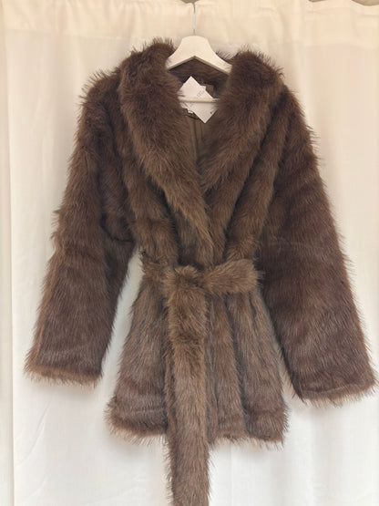 Brauner Kunstfellmantel mit Gürtel