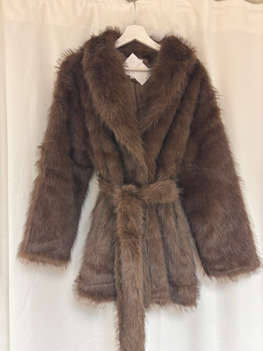 Brauner Kunstfellmantel mit Gürtel