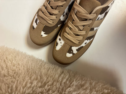 Sneaker mit Kuhprint