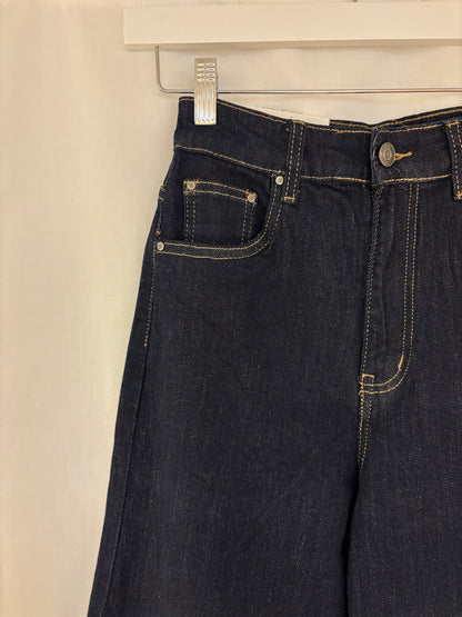 Dunkle weite Jeans mit heller Naht