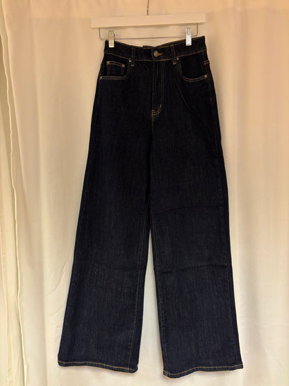 Dunkle weite Jeans mit heller Naht