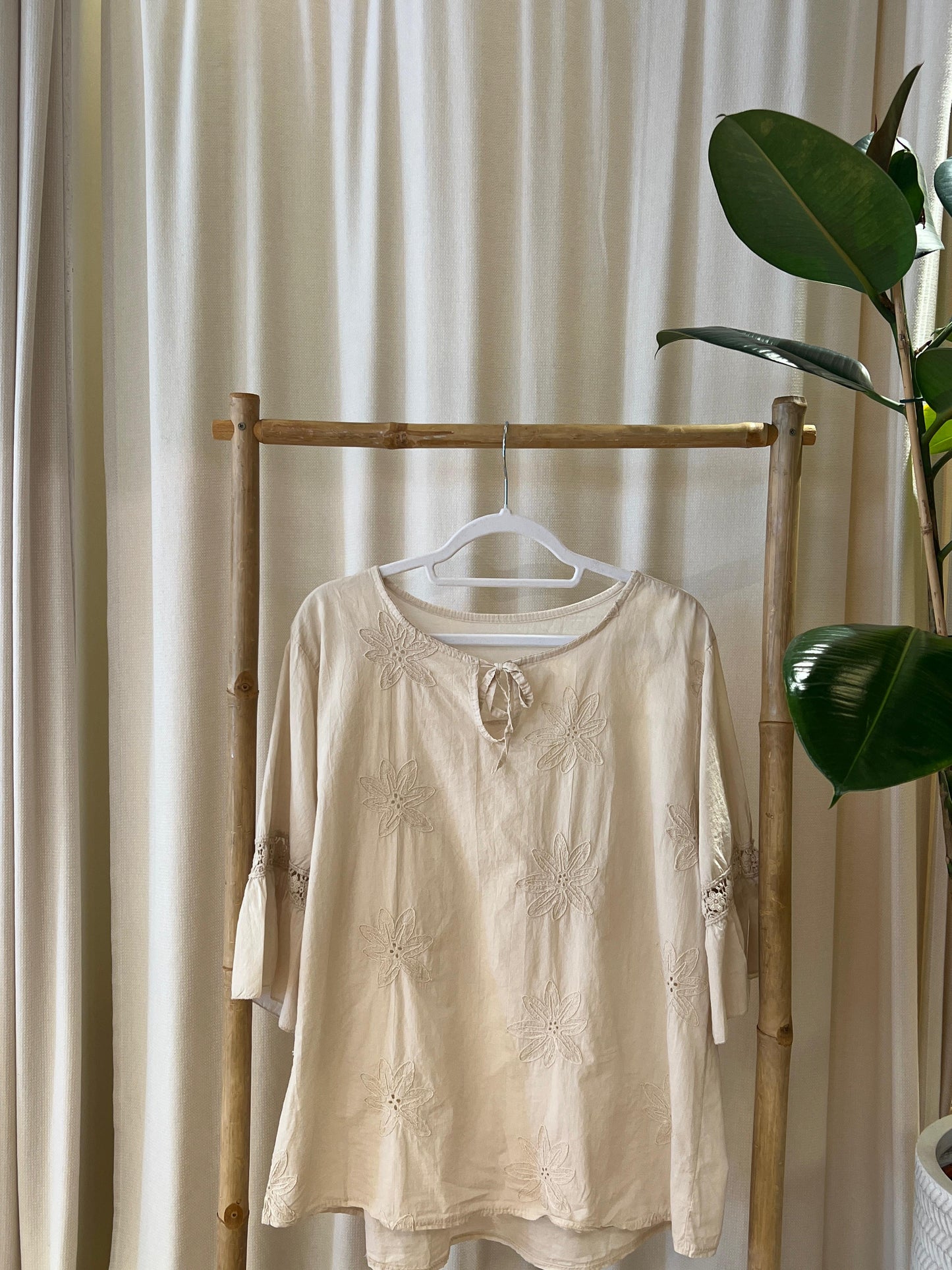 Luftige Bluse mit Blumenstickung