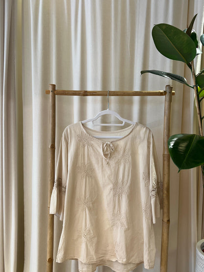 Luftige Bluse mit Blumenstickung