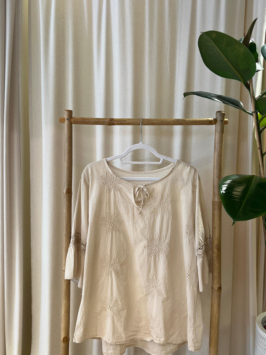 Luftige Bluse mit Blumenstickung