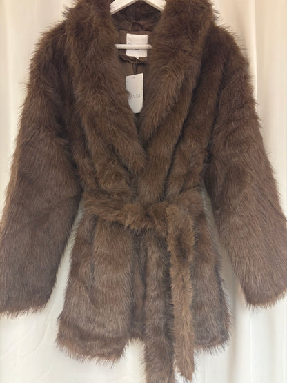 Brauner Kunstfellmantel mit Gürtel