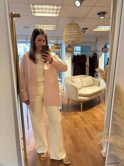 Rosafarbene Jacke mit Stickung