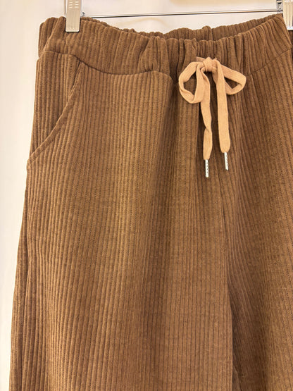 Weite Cordhose mit Gummizug