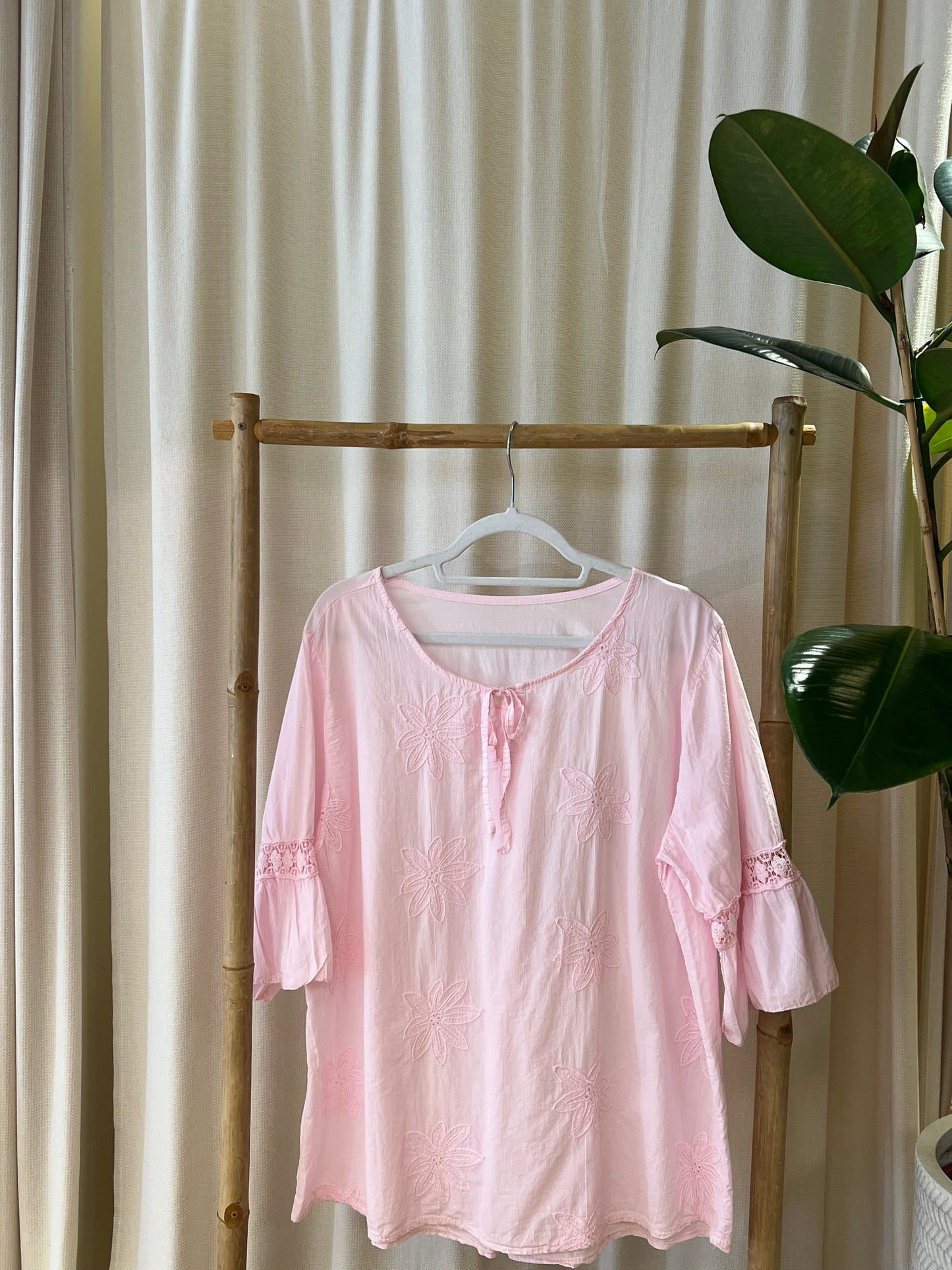 Luftige Bluse mit Blumenstickung