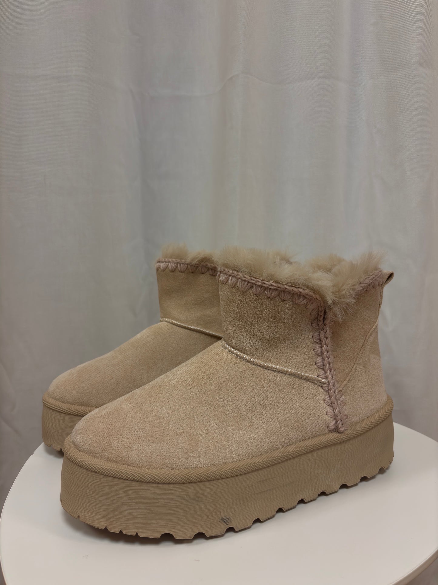 Beige Boots mit Fell
