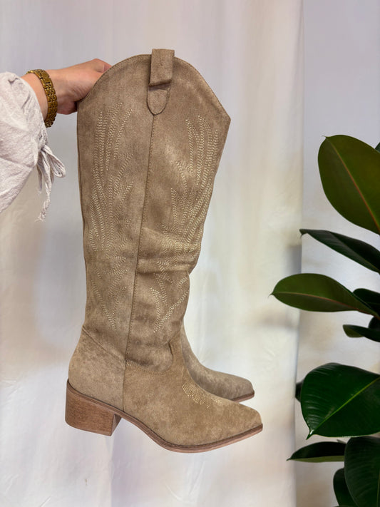 Flache Cowboystiefel mit hohem Schaft
