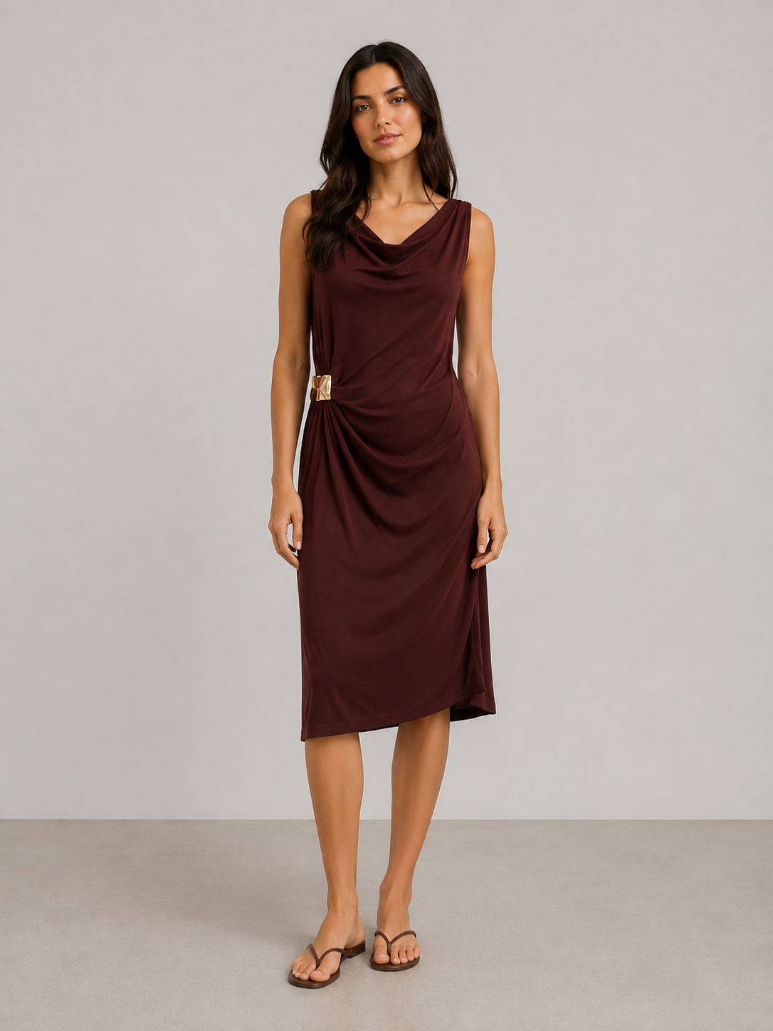 Elegantes Midi Kleid Damen in Braun mit Wasserfallausschnitt und goldfarbenem Taillendetail