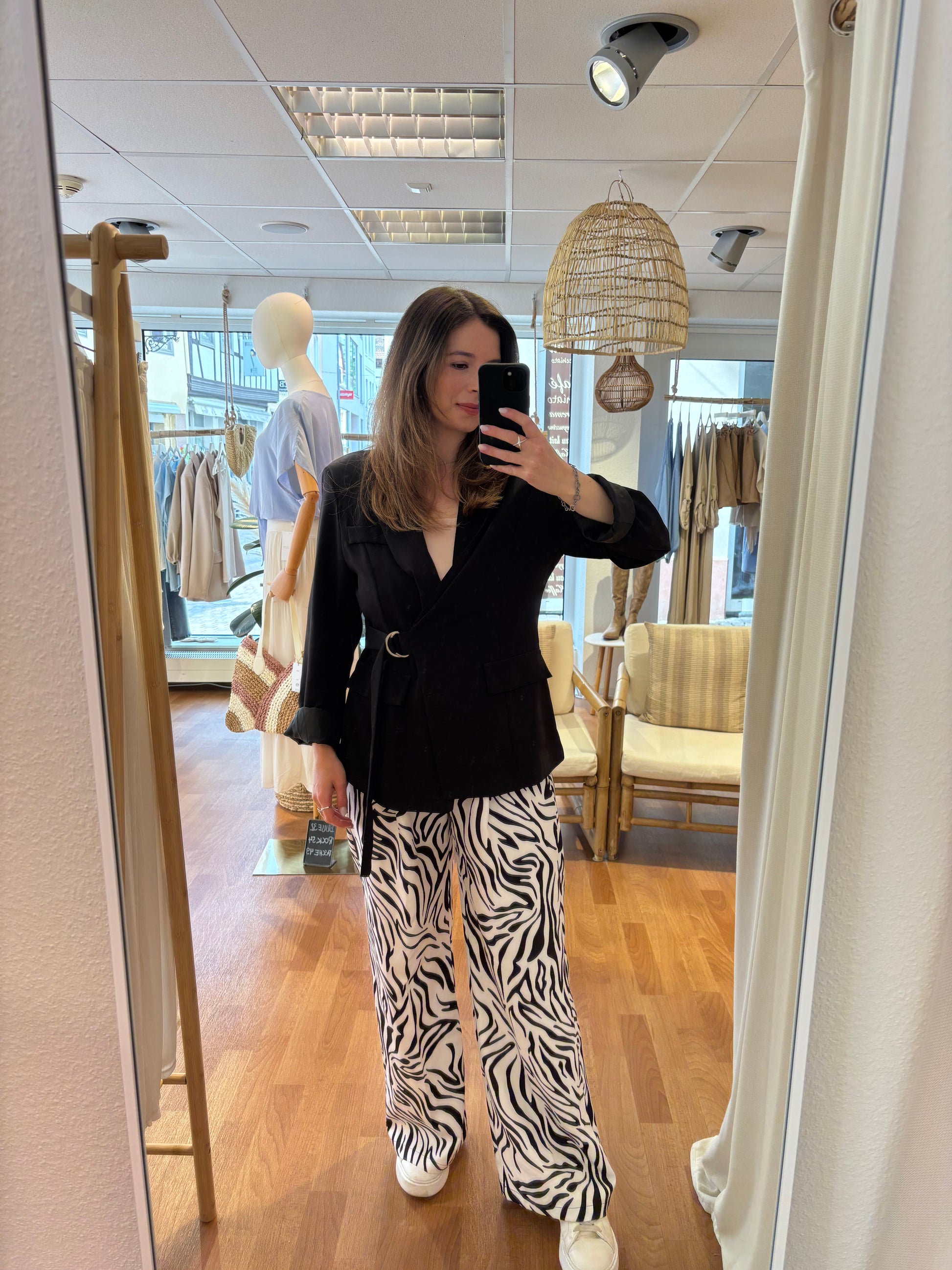Weit geschnittene Zebrahose mit Bundfalten in Schwarz-Weiß