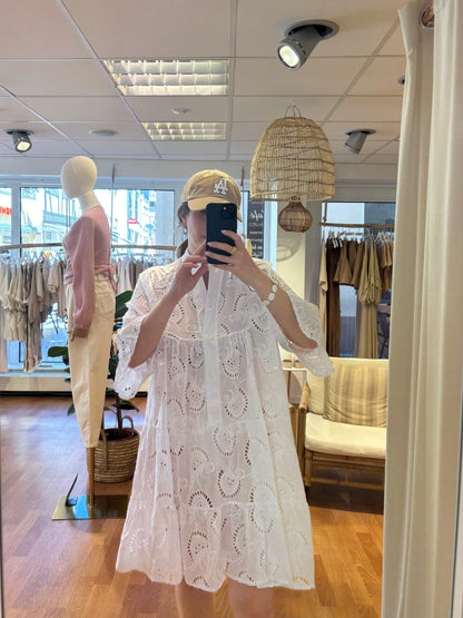 kurzes Sommerkleid für Damen mit Spitzeverzierung getragen