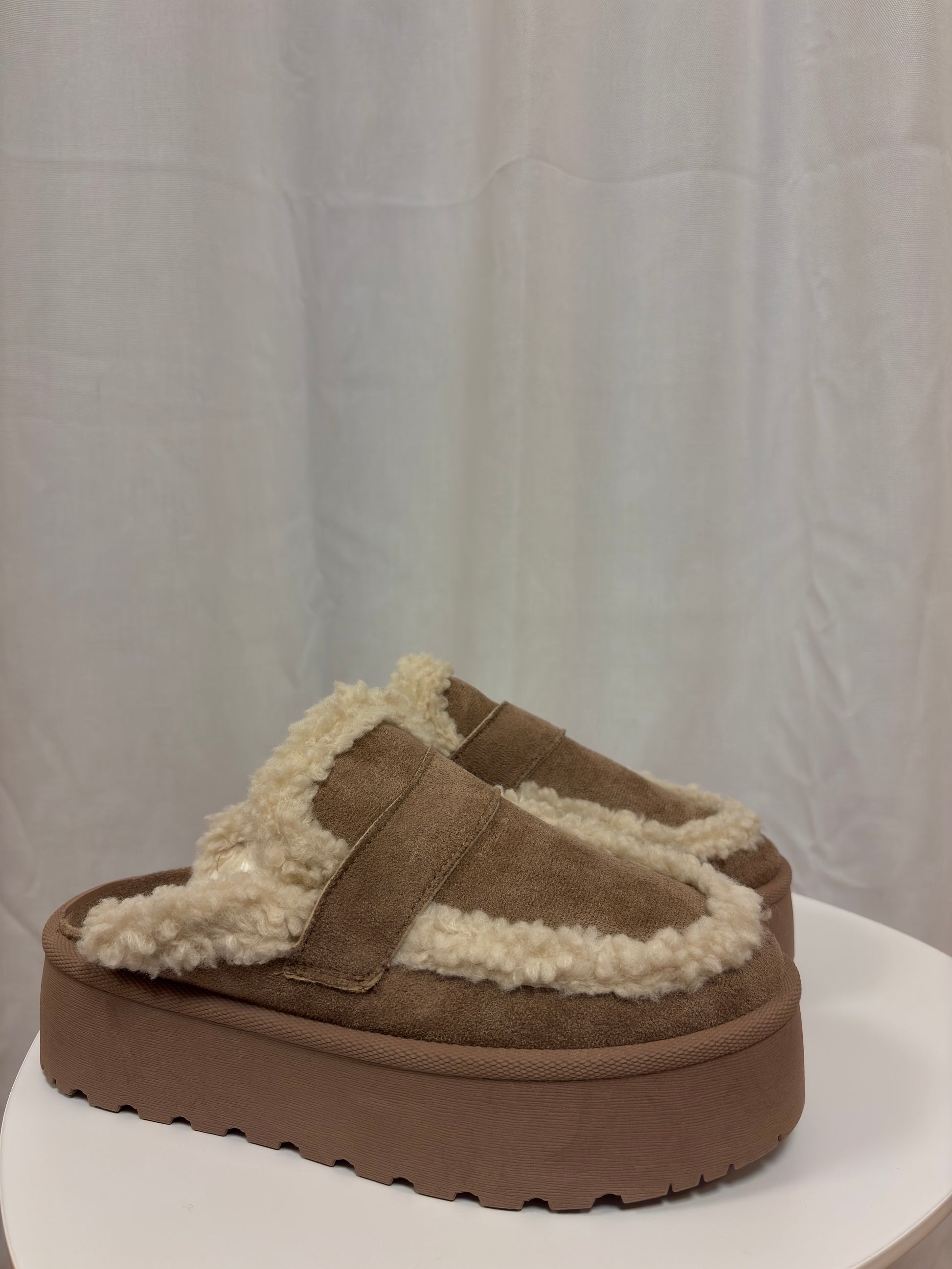 taupfarbene pantolette damen mit teddyfell
