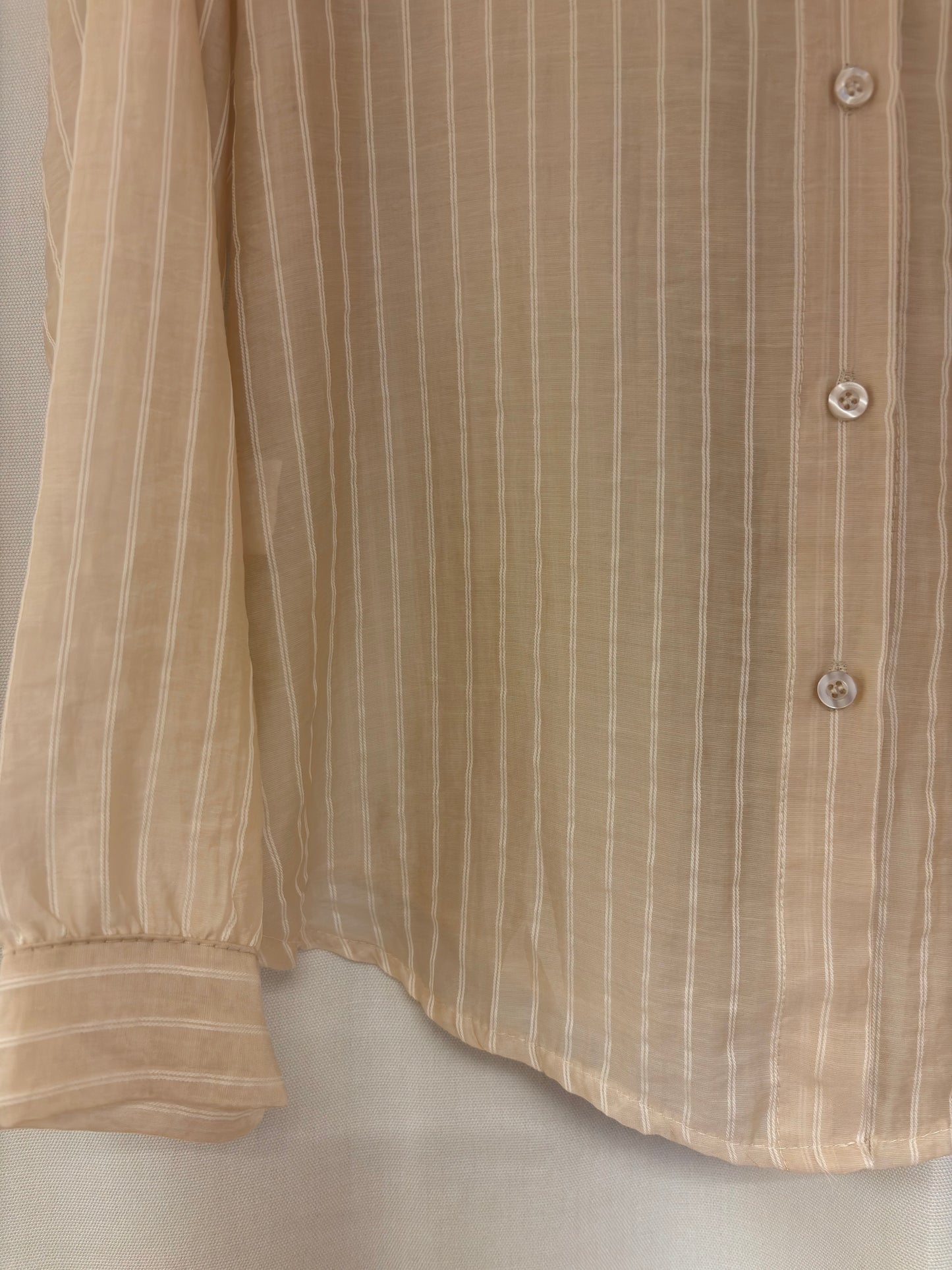 Nahaufnahme gestreifte Damenbluse mit Knopfleiste beige 