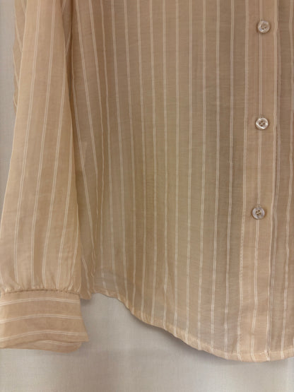 Nahaufnahme gestreifte Damenbluse mit Knopfleiste beige 