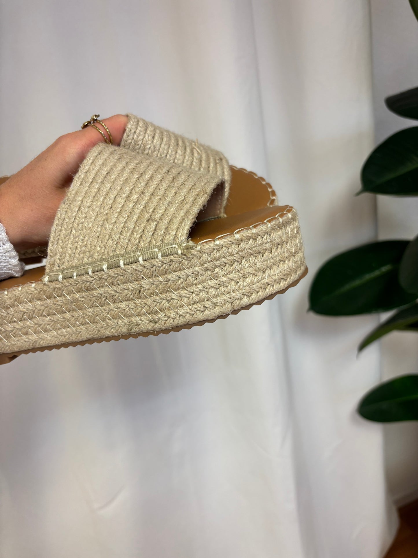 Detailansicht der Jute Sandalen seitlich Frauenmodell