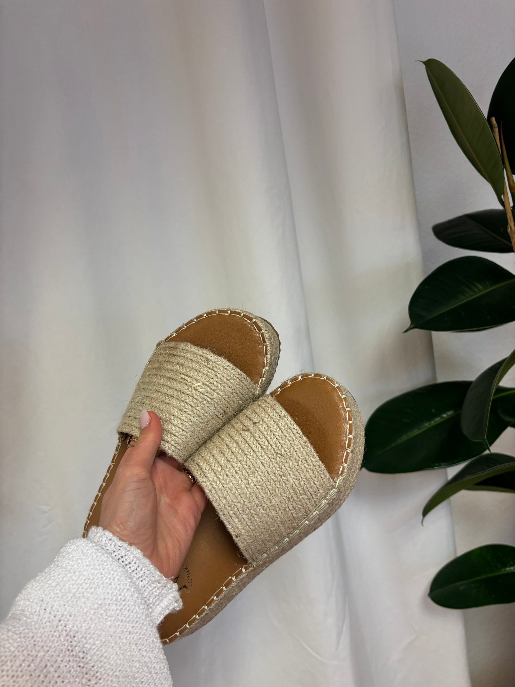Jute Sandalen für Frauen in Beige in Frontansicht auf weißem Hintergrund