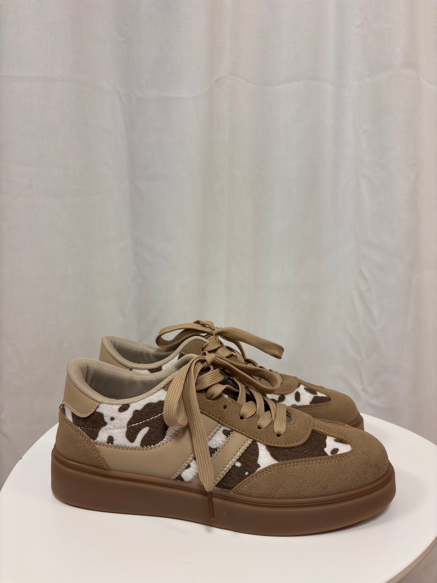 taupfarbene Sneaker mit Kuhprint Damen 