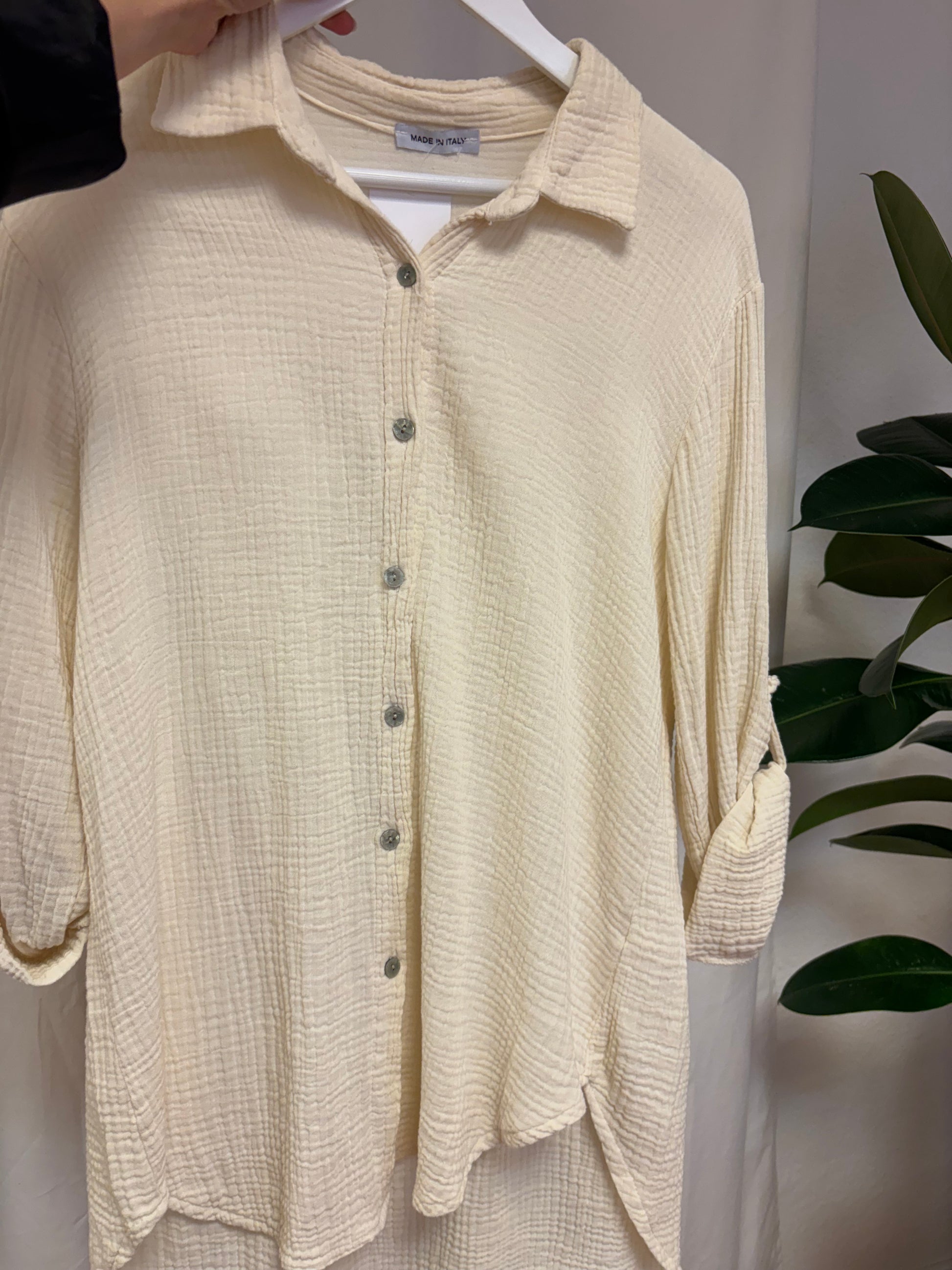 Musselinbluse mit kragen und Knopfleiste in der farbe Beige für Frauen auf weisem Hintergrund