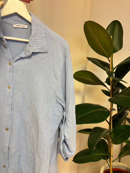 Musselinbluse mit Knopfleiste und Kragen für Frauen in hellblau vor weißem Hintergrund