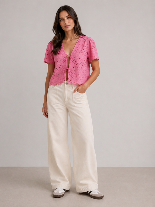 Pinke Damenbluse mit Lochstickerei, V-Ausschnitt und Bindebändern