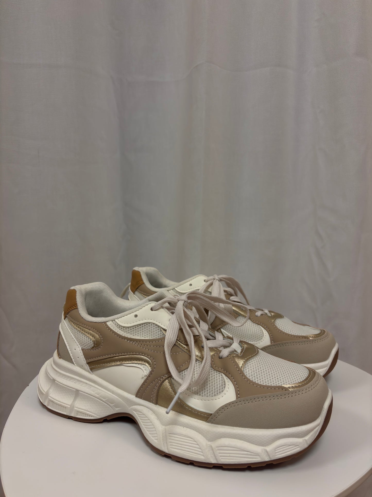 Damen sneaker weiß seiten aufnahme taupfarbene Details