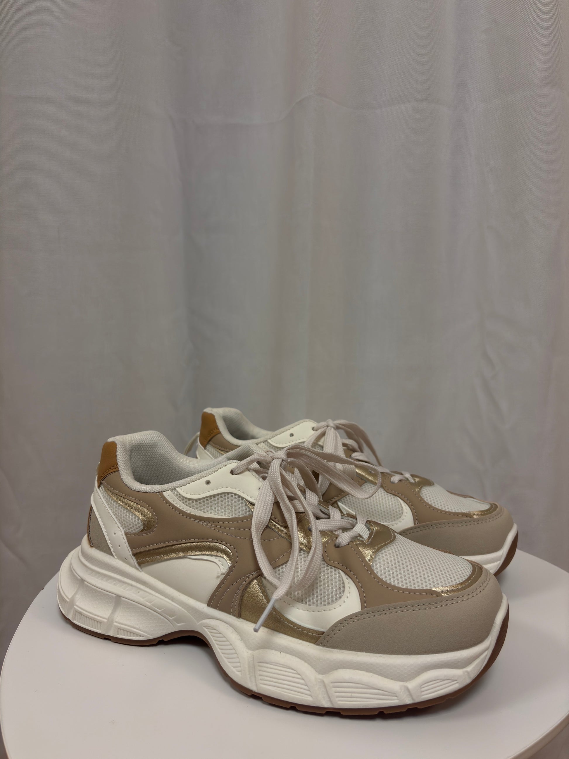 Damen sneaker weiß seiten aufnahme taupfarbene Details